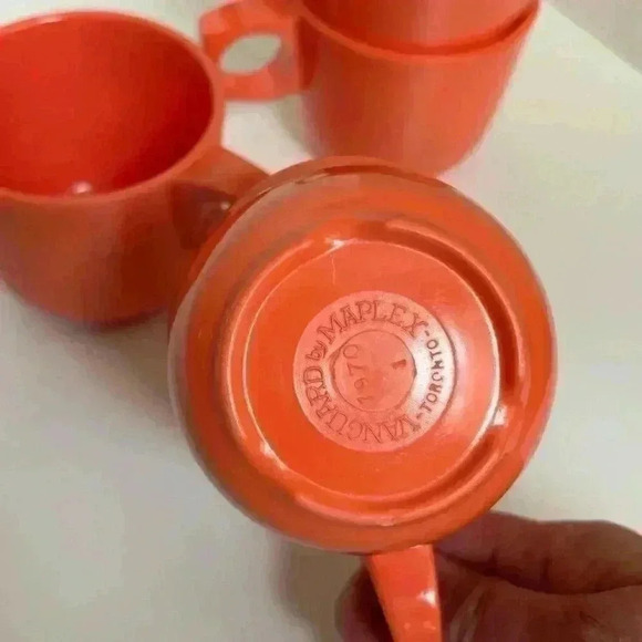 Set of 4 1970 Vanguard by Maplex Melamine coffee or tea mugs in pinky-orange - Picture 3 of 11
